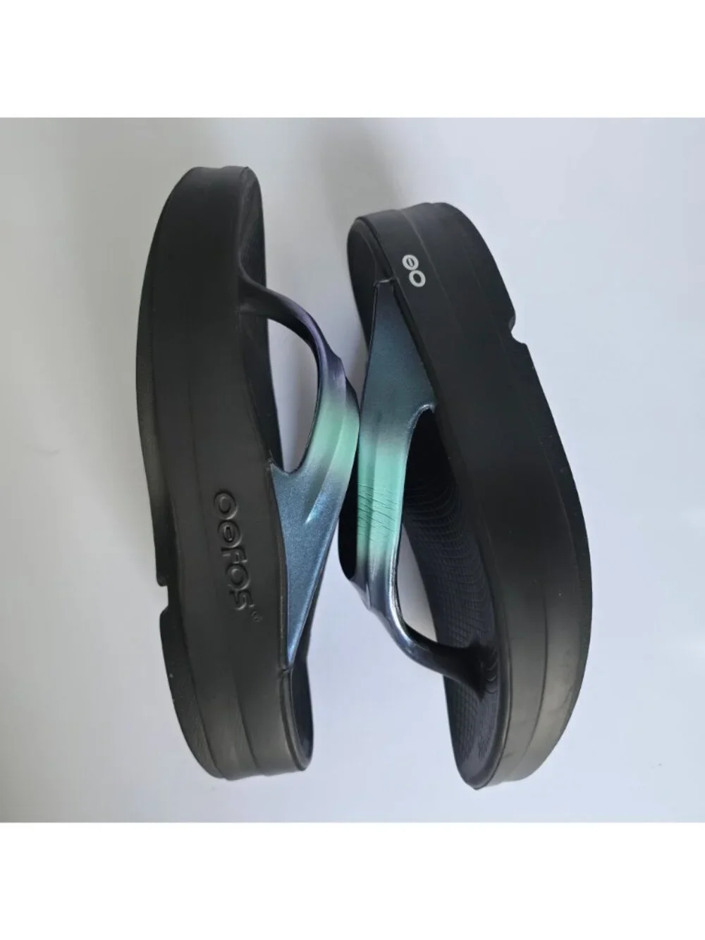 OOFOS OOlala Luxe Iridescent Blue Black Recovery Flip Flops Comfort Slides. Sz 9